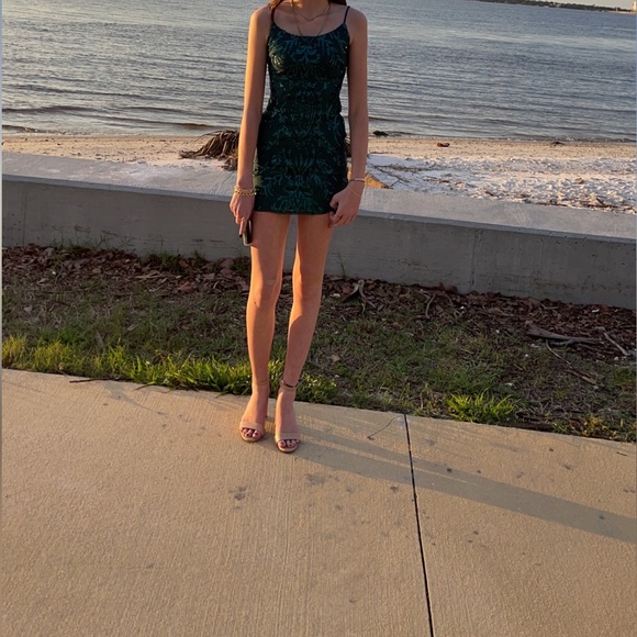 Formal short dress with sequence and open back - Picture 2 of 5